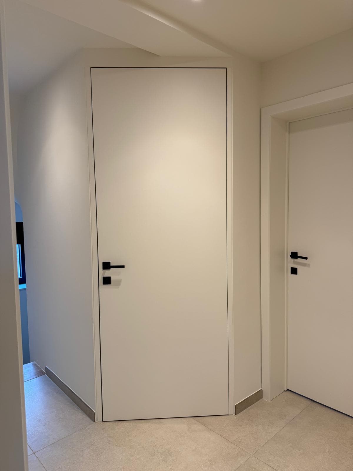 Kamerhoge binnendeuren en steellook glasdeur — detail 4