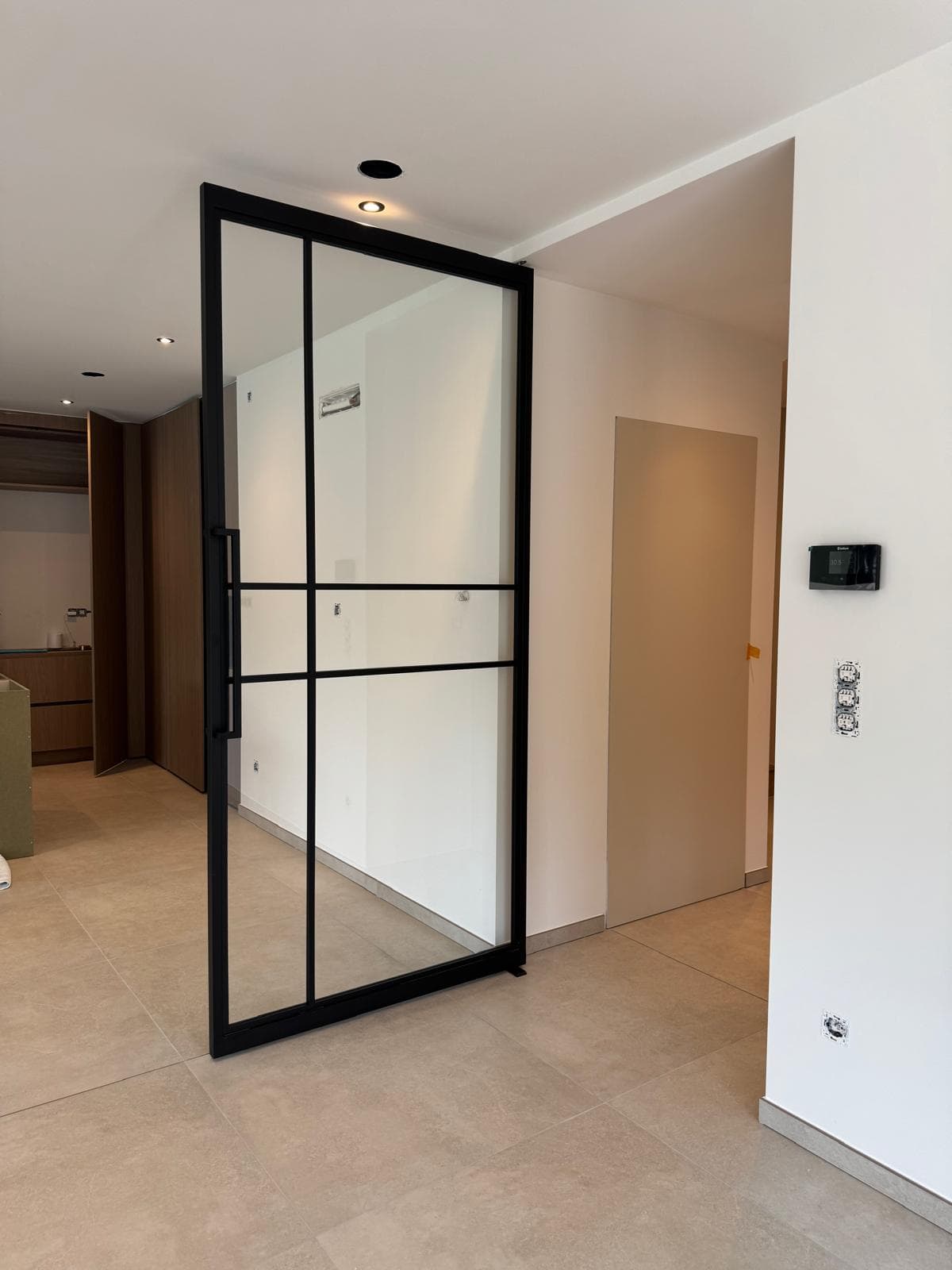 Kamerhoge binnendeuren en steellook glasdeur Renovo realisatie in Regio Ham